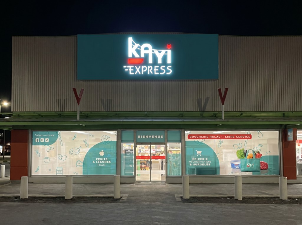 Façade magasin de nuit — enseigne lumineuse et vitrines