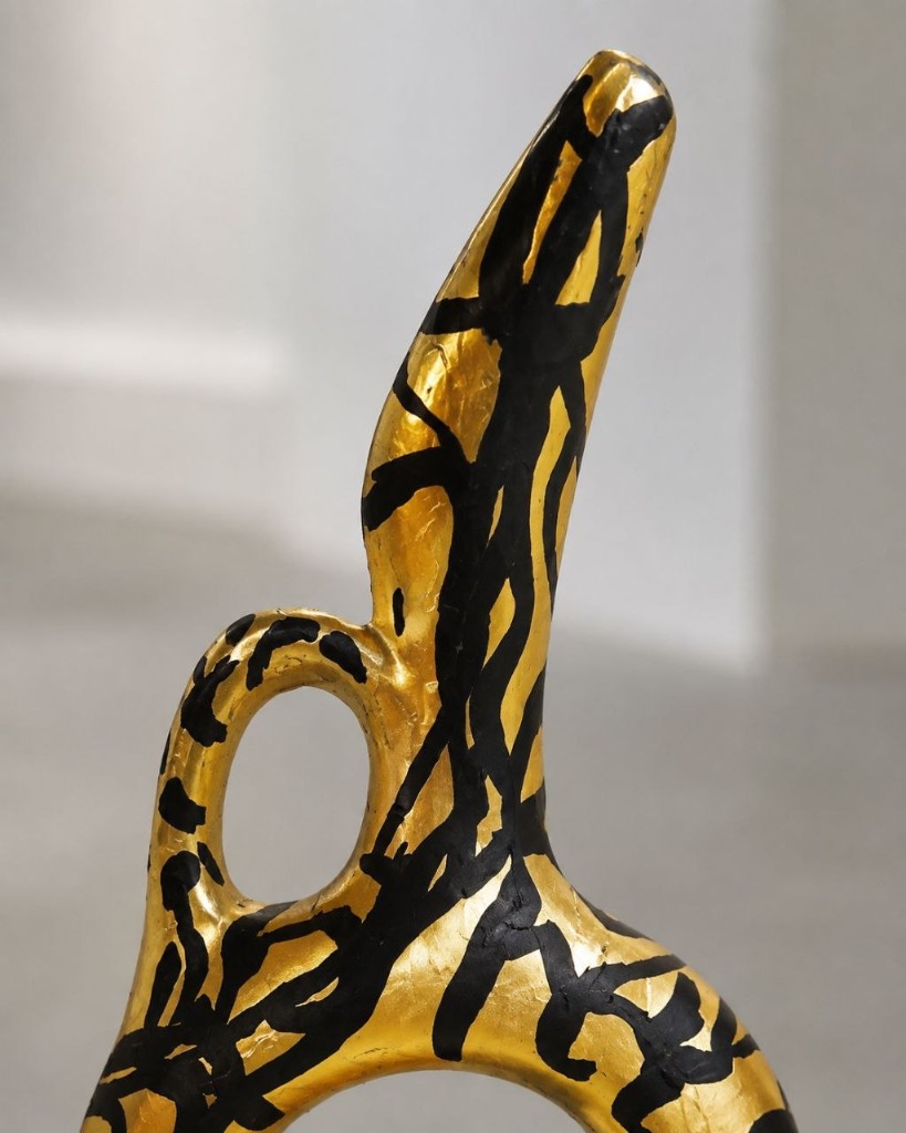 Détail céramique Gülen Y. or et traits noirs — photo Djan Studio